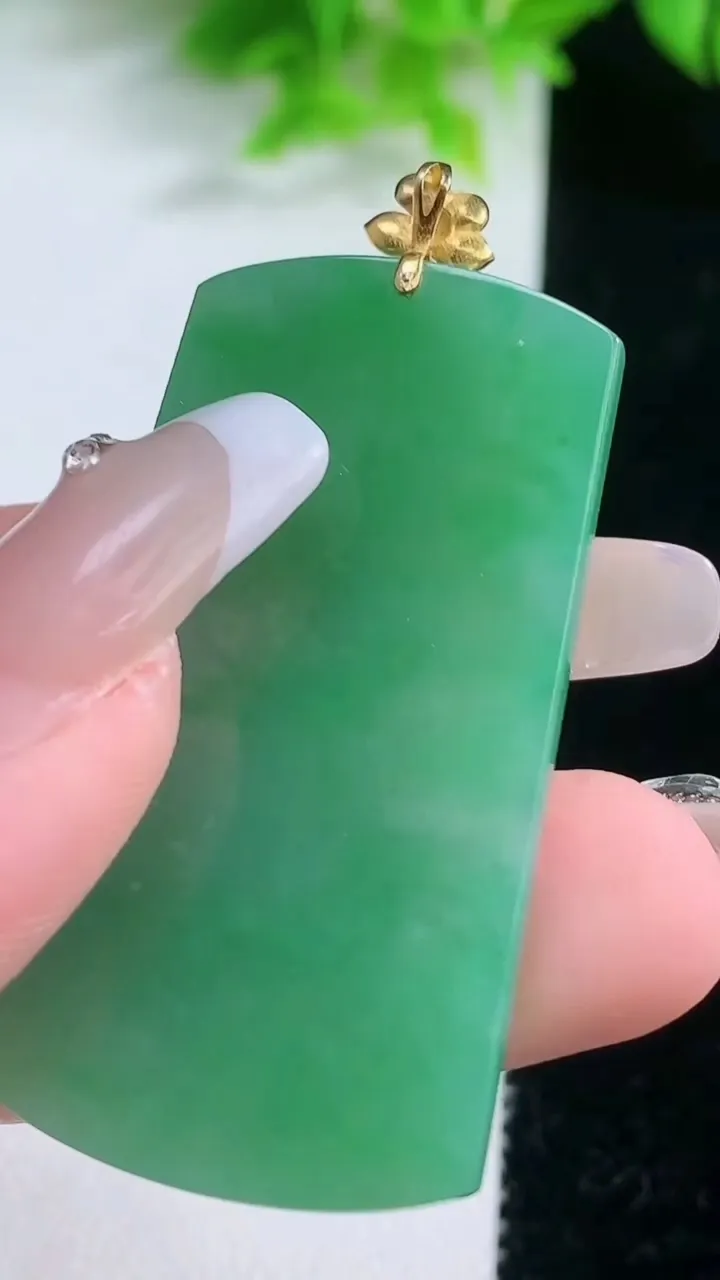 天然A货翡翠无事牌吊坠，尺寸46-24.8-4，重量:14.56g
1月19日