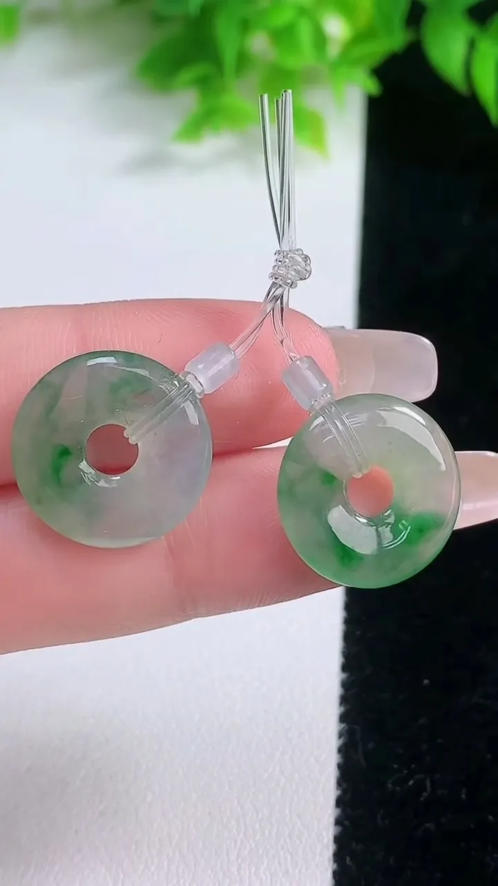 天然A货翡翠平安环吊坠一对，尺寸17-2.9，重量:4.30g
1月19日