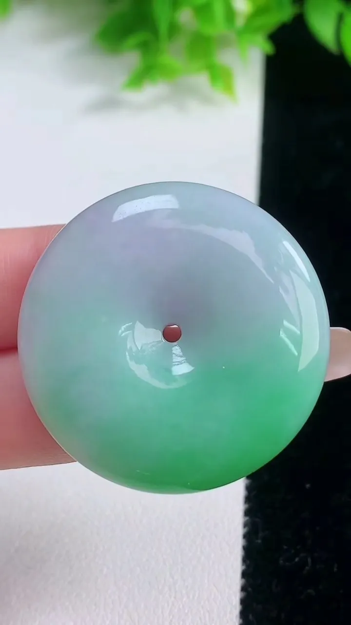 天然A货翡翠平安扣吊坠，尺寸37-8，重量:23.66g
1月19日