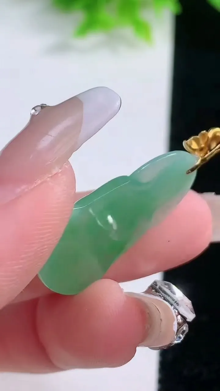 天然A货翡翠观音菩萨吊坠，尺寸27.8-20.6-2.9，重量:3.34g
1月19日