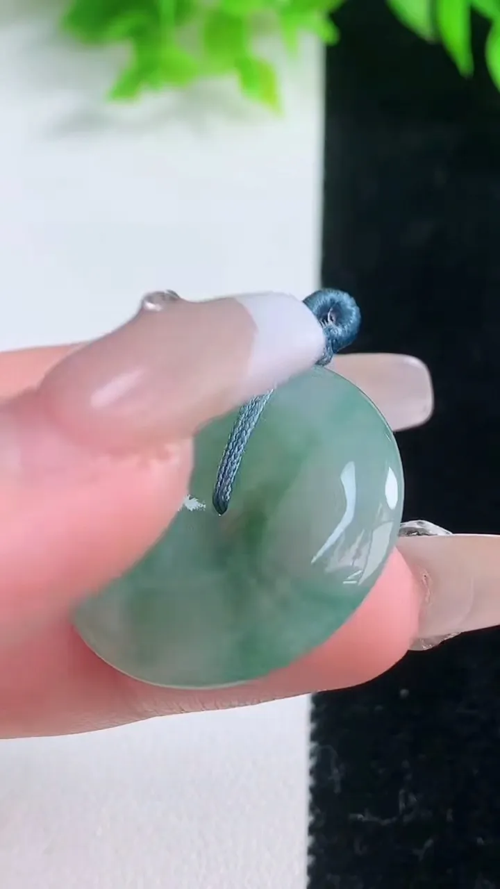 天然A货翡翠平安扣吊坠，尺寸28.5-5.6，重量:9.14g
1月19日