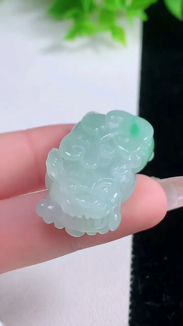 天然A货翡翠貔貅吊坠，尺寸35.5-18.7-12，重量:18.15g
1月19日