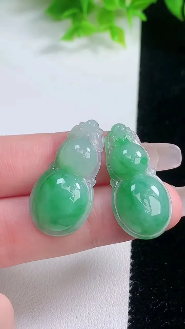 天然A货翡翠葫芦吊坠一对，尺寸29.7-15-5.8，重量:6.92g
1月19日