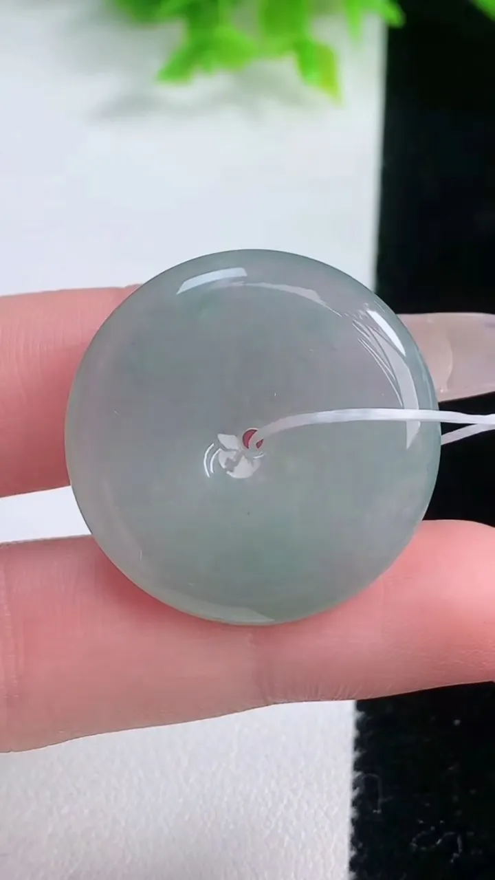 天然A货翡翠平安扣吊坠，尺寸29-5，重量:9.60g
1月19日