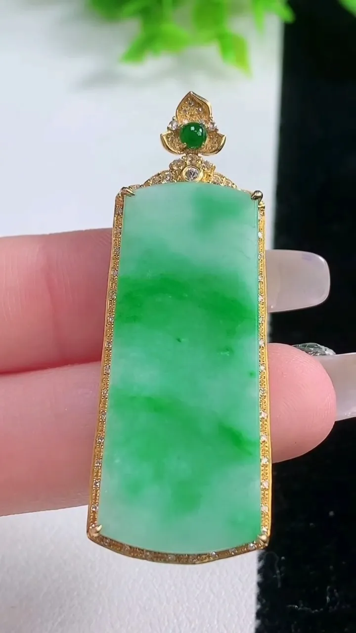 天然A货翡翠无事牌吊坠，尺寸51.5-17.7-6.4，裸石39-17.6重量:7.77g
1月19日