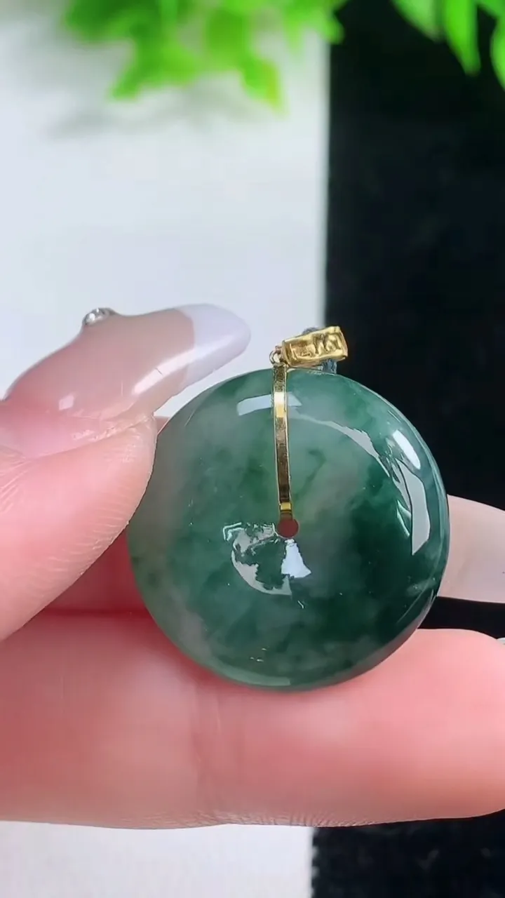 天然A货翡翠种飘花平安扣吊坠，尺寸23-6，重量:6.68g
1月19日