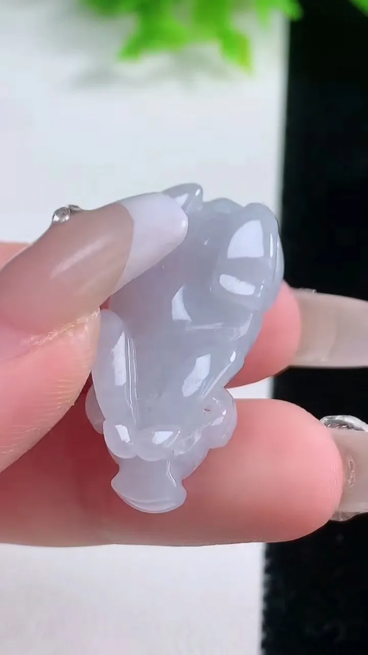 天然A货翡翠紫罗兰生肖牛吊坠，尺寸30.5-15.8-9.2，重量:8.85g
1月19日