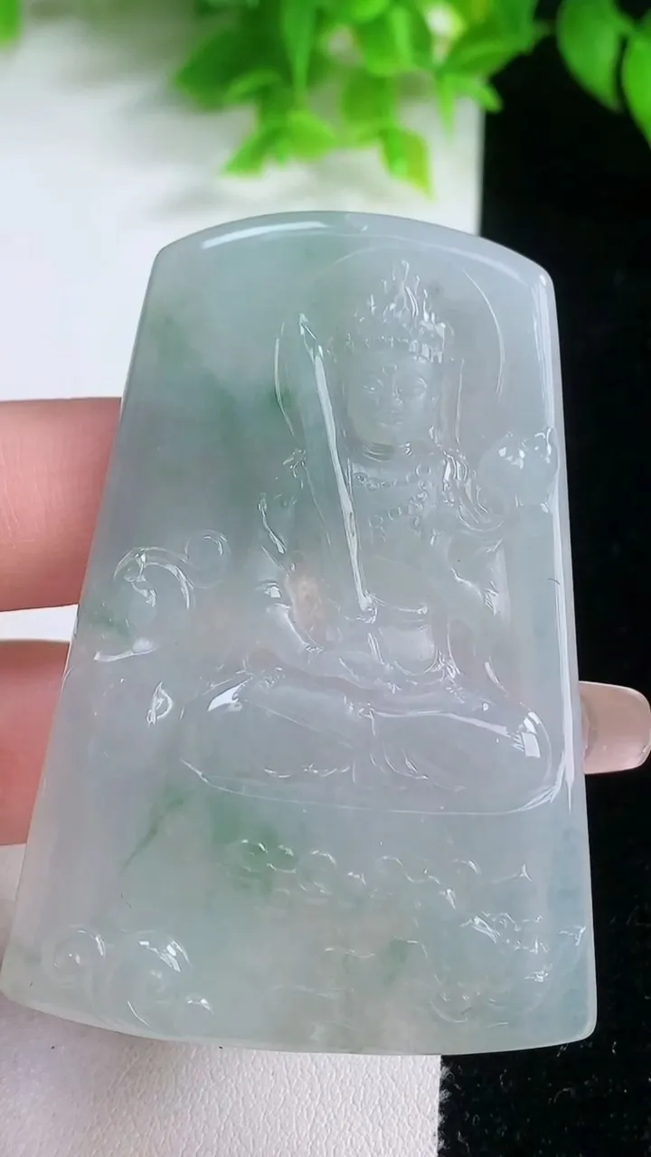 天然A货翡翠虚空藏菩萨吊坠，尺寸62-42.3-4.7，重量:28.10g
1月19日