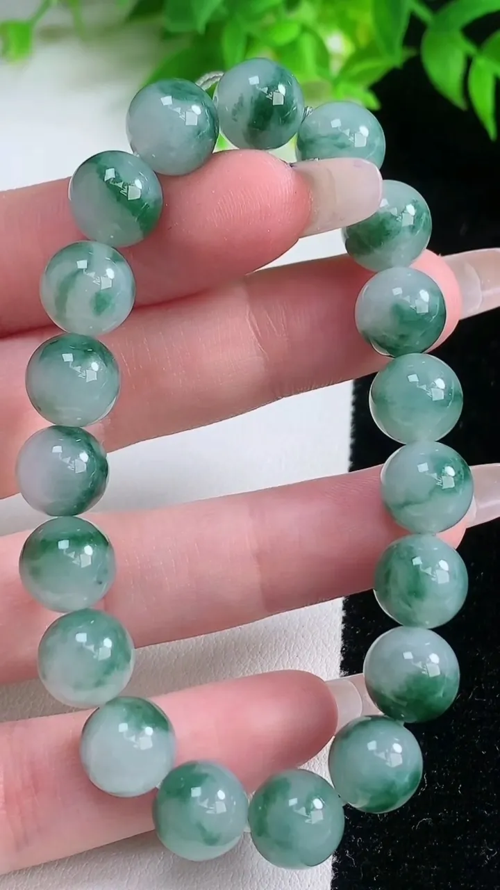 天然A货翡翠种飘花圆珠手串，尺寸10-19颗，重量:32.41g1月19日
工厂直销收藏佳品,种好水足，色泽均匀，有种有色，上手高大气！
