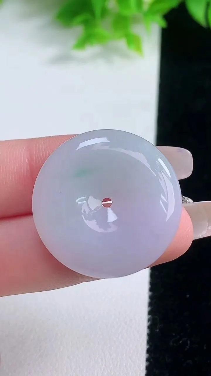 天然A货翡翠平安扣吊坠，尺寸28.5-5.5，重量:10.56g
1月19日