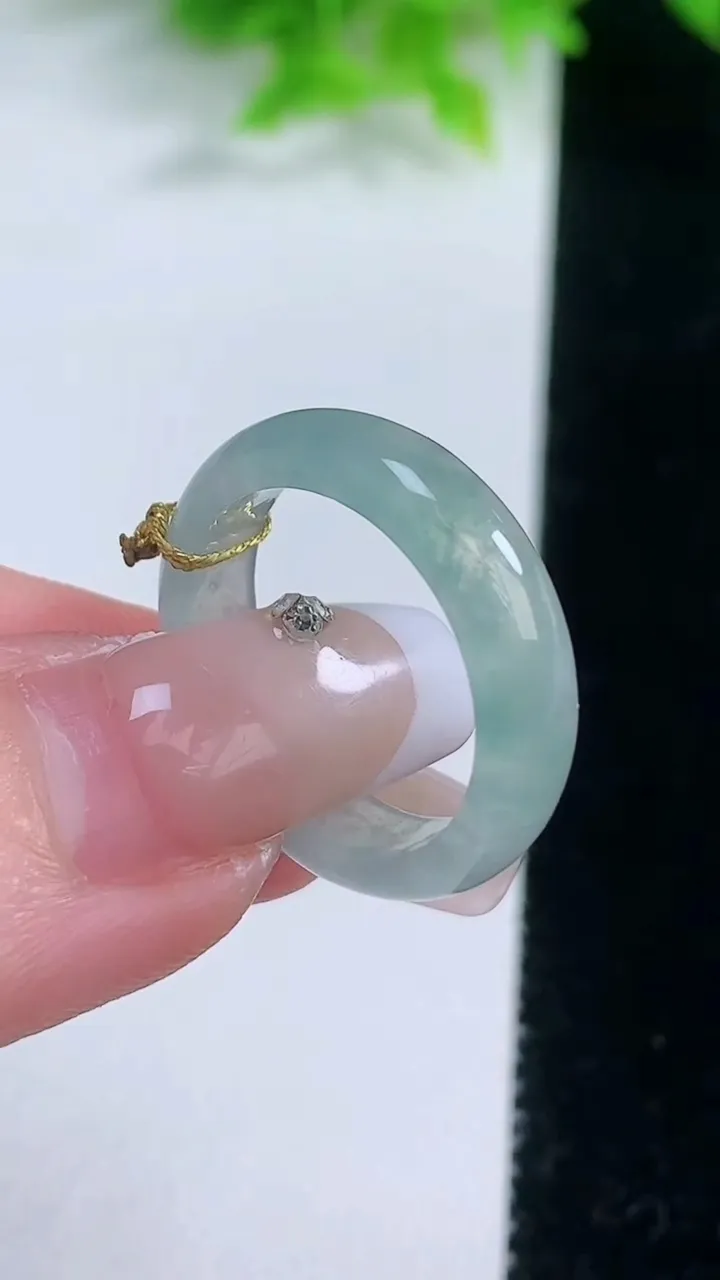 天然A货翡翠指环戒指，尺寸18-5.6-3，重量:2.94g2026年1月19日
工厂直销收藏佳品,种好水足，色泽均匀，有种有色，上手高大气！