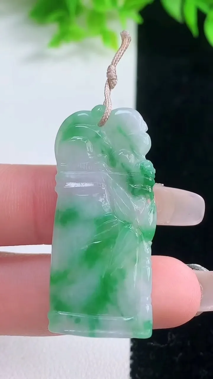 天然A货翡翠节节高升 竹节吊坠，尺寸41.4-17.5-3.3，重量:6.66g
1月19日