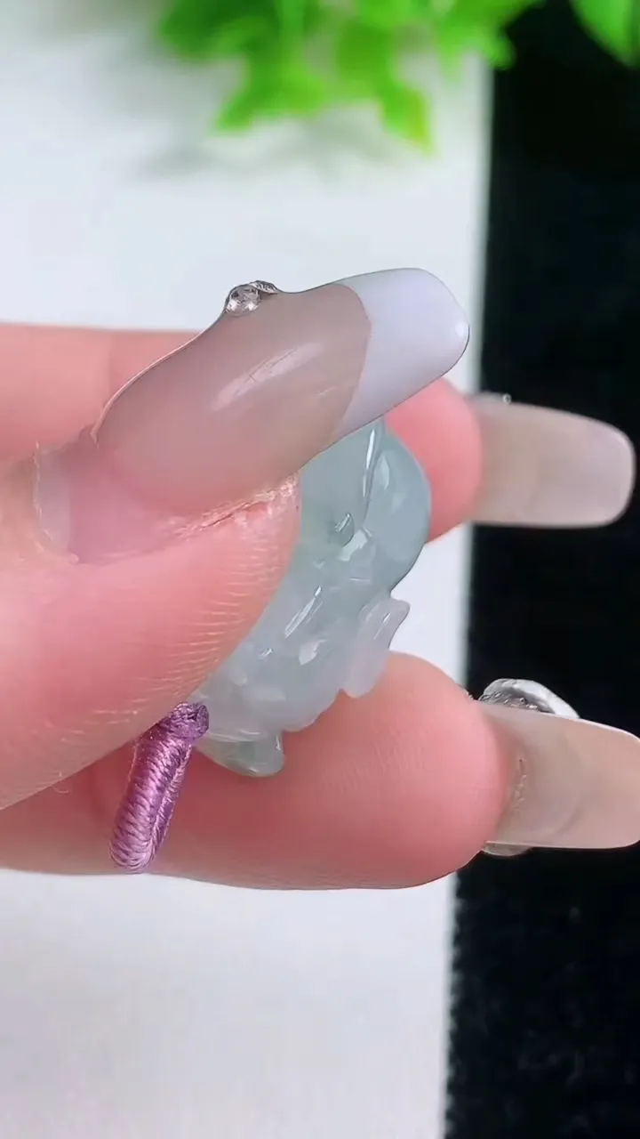 天然A货翡翠飘花生肖猪吊坠，尺寸20.3-13-11.6，重量:7.43g
1月19日