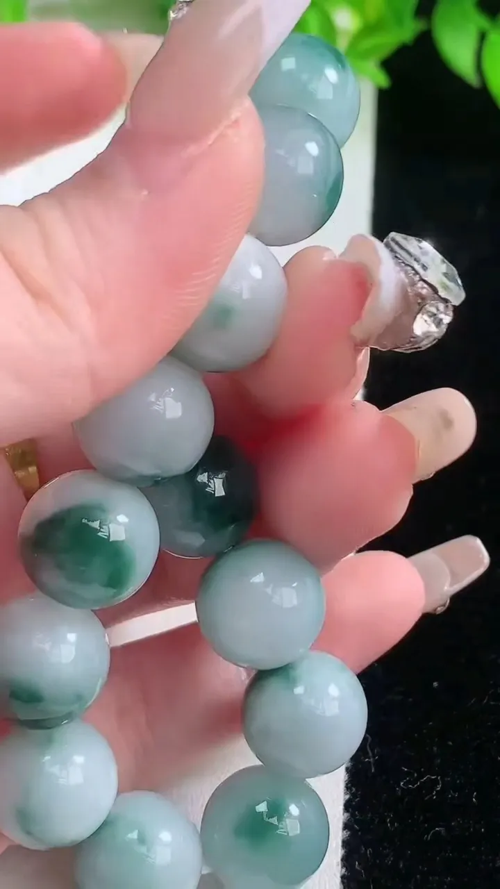 天然A货翡翠飘花圆珠手串，尺寸12.8-16颗，重量:60.22g1月19日
工厂直销收藏佳品,种好水足，色泽均匀，有种有色，上手高大气！