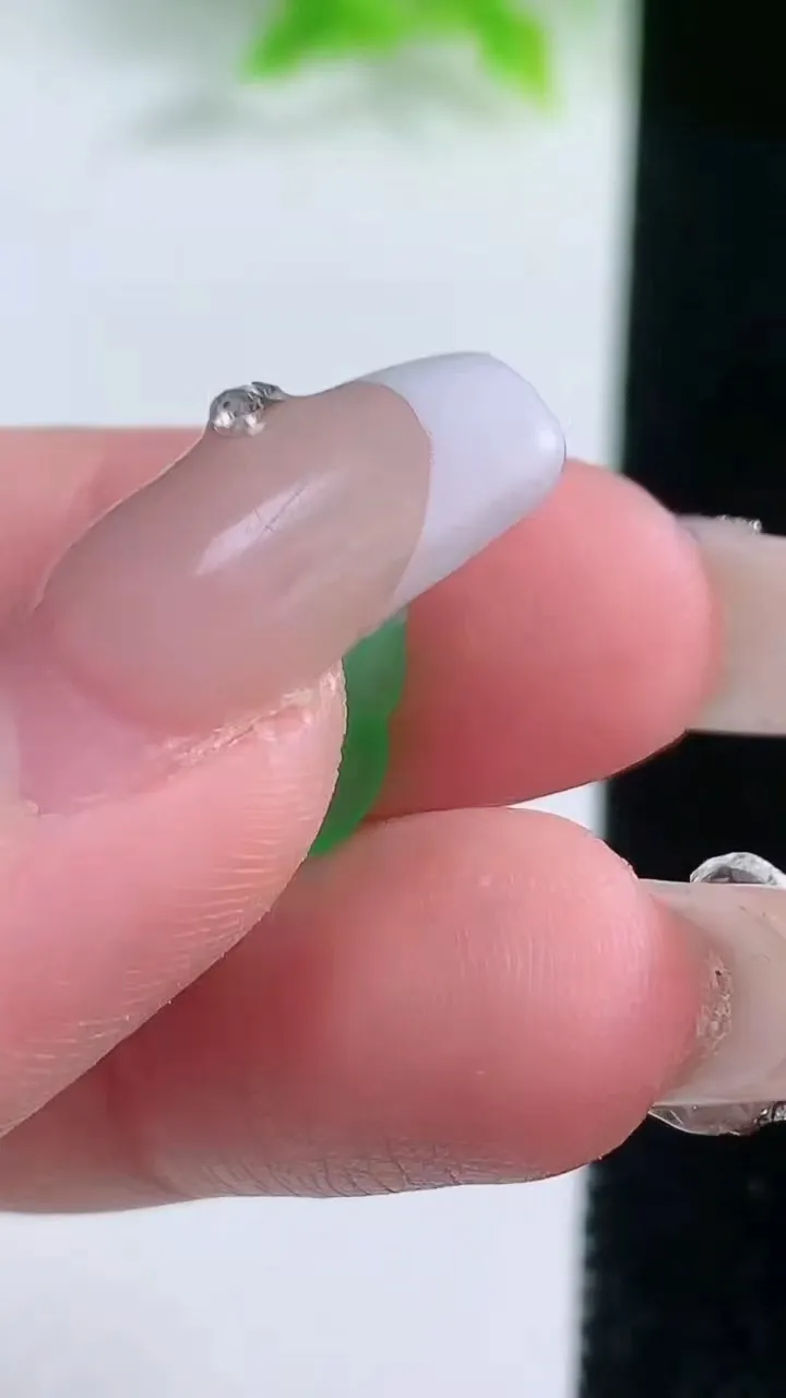 天然A货翡翠葫芦镶嵌件，尺寸11-7.6-2.5，重量:0.42g
1月19日