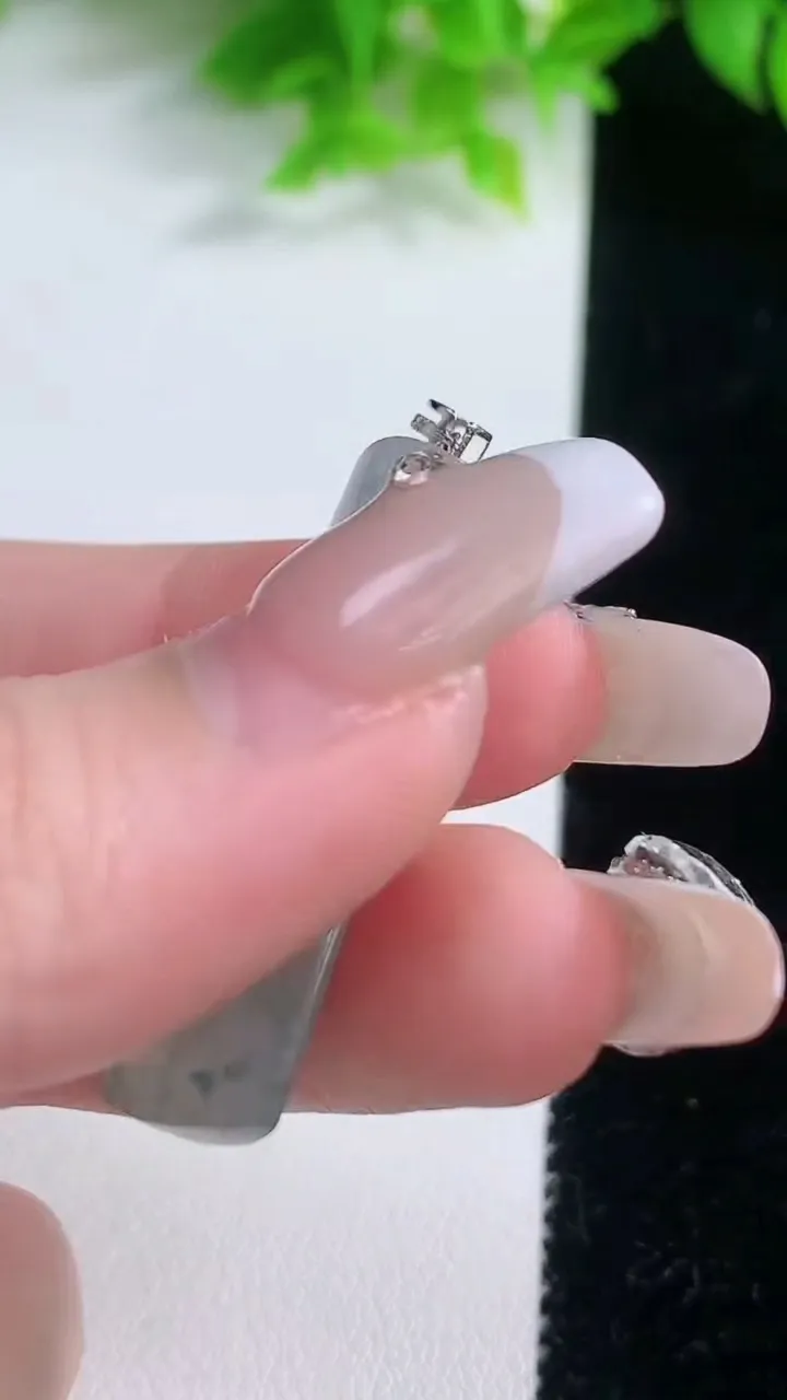 天然A货翡翠种飘花无事牌吊坠，尺寸36-12.4-4，重量:4.76g
1月19日