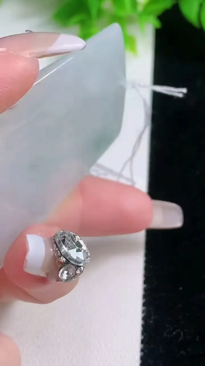 天然A货翡翠冰种飘花观音菩萨吊坠，尺寸67-41.5-5.6，重量:36.98g
1月19日