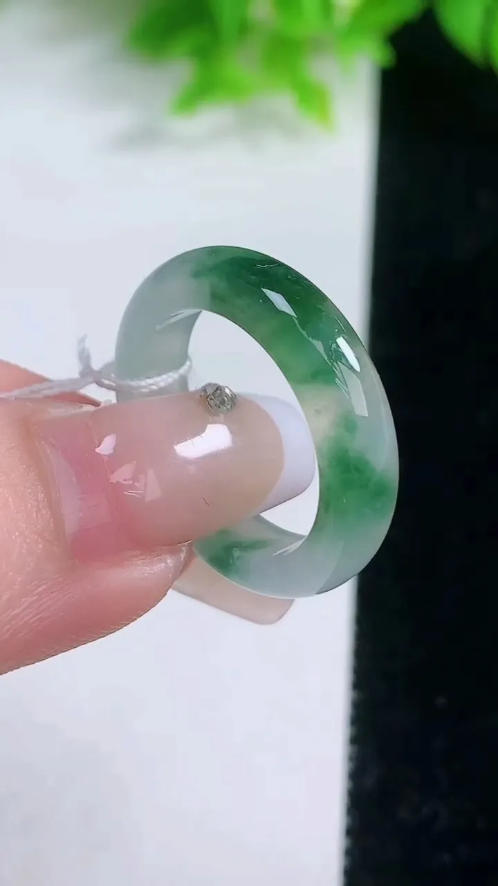 天然A货翡翠冰种飘花指环戒指，尺寸18-5.2-3，重量:4.10g2026年1月19日
工厂直销收