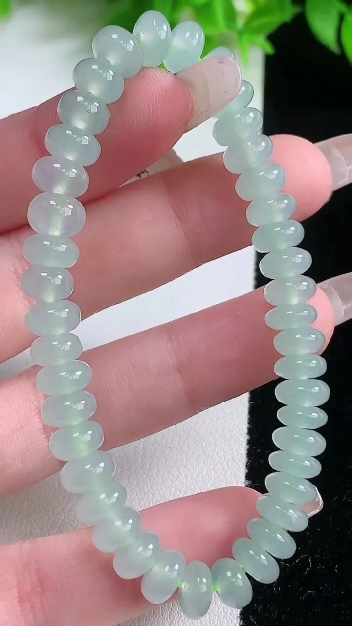 天然A货翡翠算盘珠手串，尺寸7.3-4-42颗，重量:17.87g1月19日
工厂直销收藏佳品,种好水足，色泽均匀，有种有色，上手高大气！