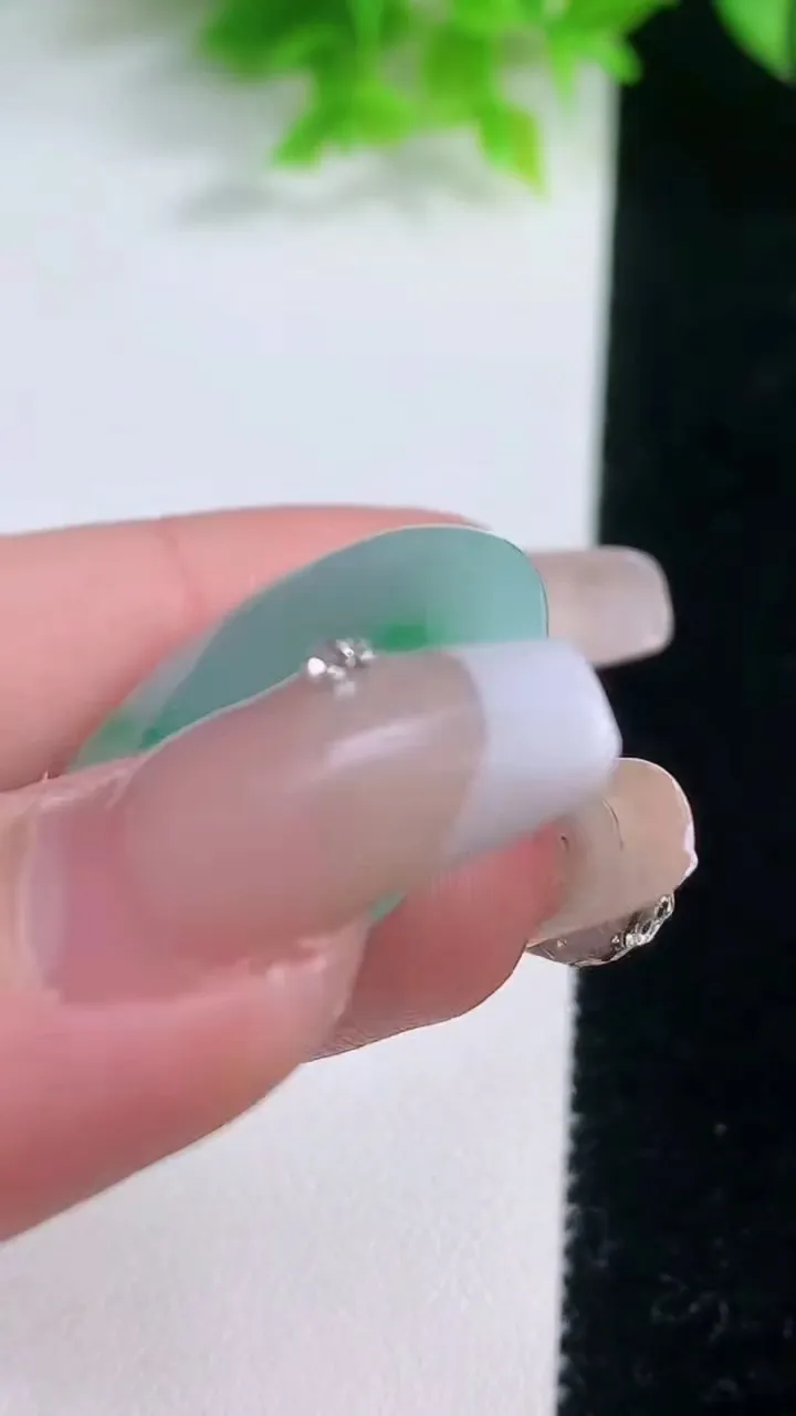 天然A货翡翠平安扣吊坠，尺寸31.2-5.5，重量:13.00g
1月19日