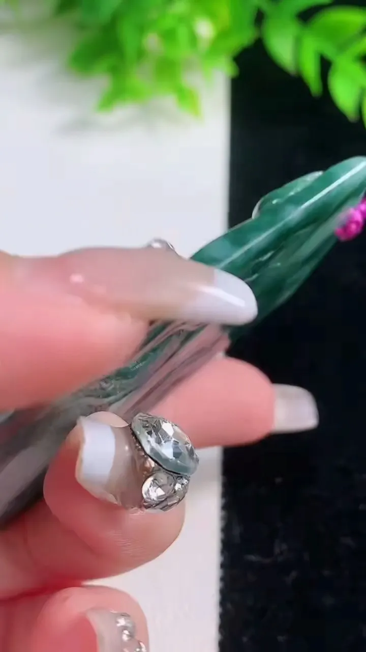 天然A货翡翠飘花御龙不动明王吊坠，尺寸72.5-48.2-4.7，重量:35.34g
1月19日