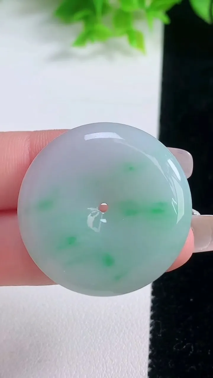 天然A货翡翠平安扣吊坠，尺寸33-6，重量:14.33g
1月19日