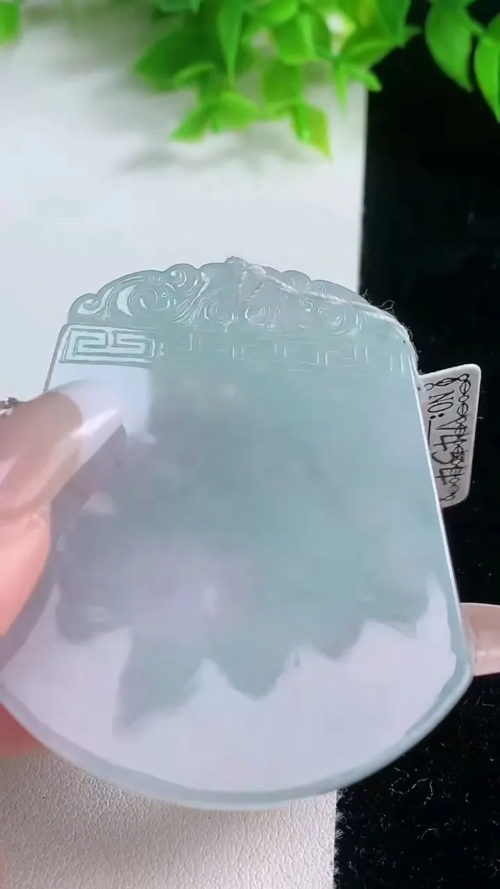 天然A货翡翠仿古无事牌吊坠，尺寸55.6-46.5-4，重量:25.41g
1月19日