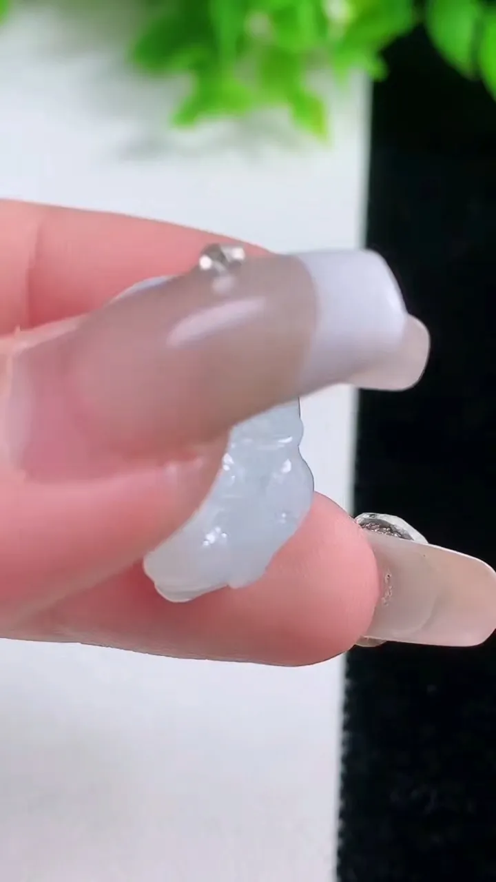 天然A货翡翠生肖牛吊坠，尺寸27.6-16.2-12，重量:10.40g
1月19日