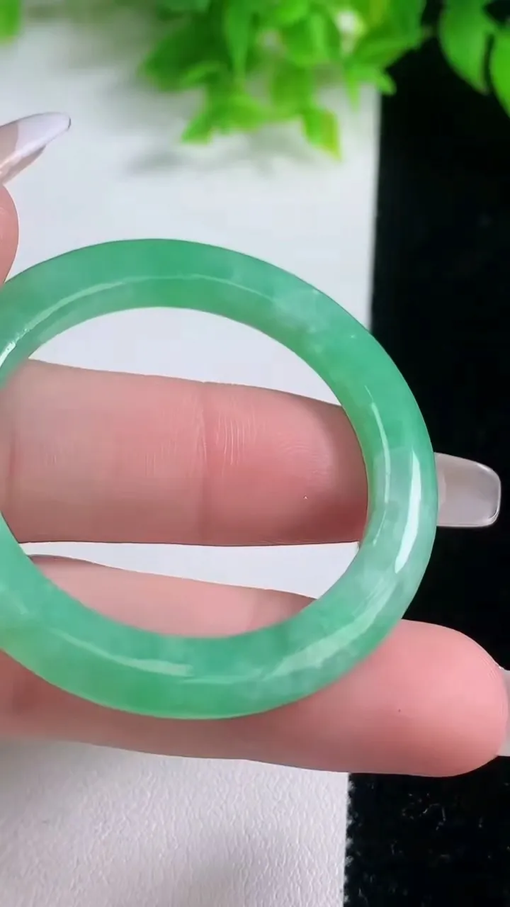 天然A货翡翠平安环吊坠，尺寸47.3-5，重量:12.72g
1月19日