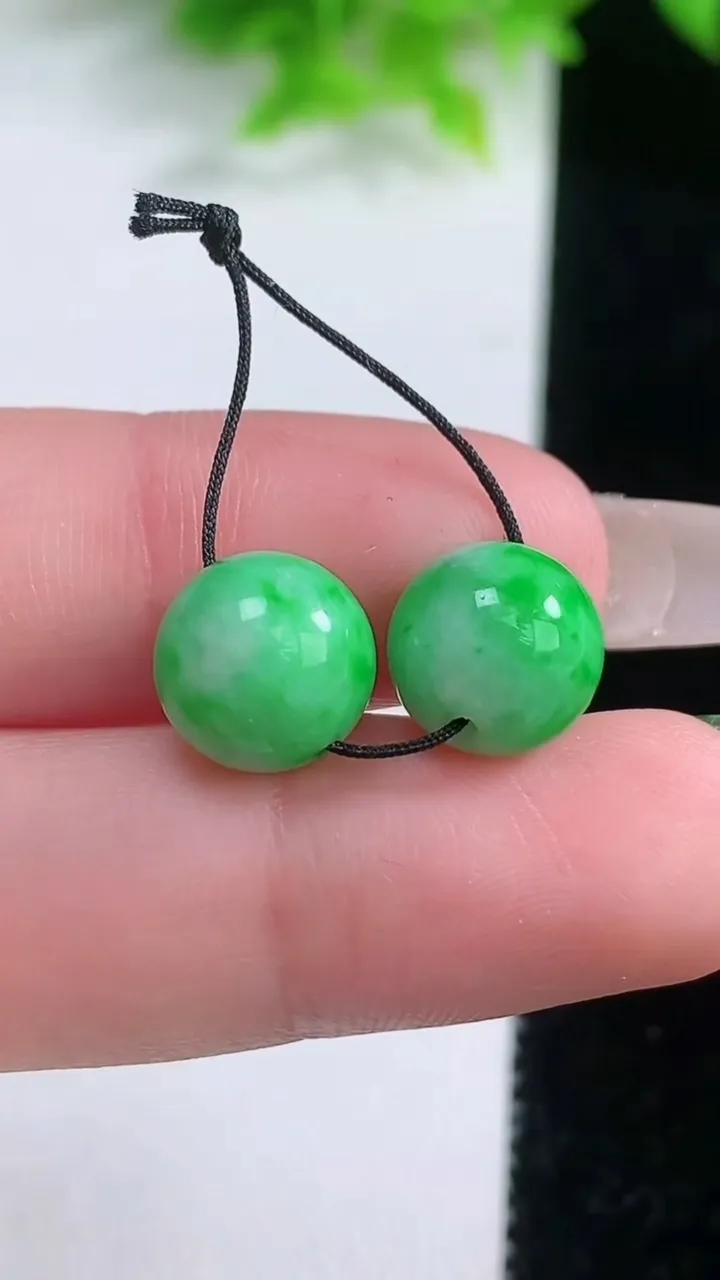 天然A货翡翠圆珠吊坠一对，尺寸9.8，重量:3.38g
1月19日