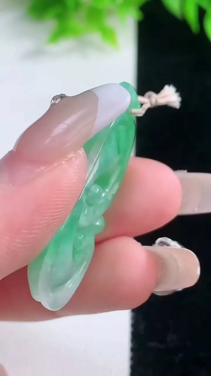 天然A货翡翠如意吊坠，尺寸39.6-17.5-6，重量:7.17g
1月19日