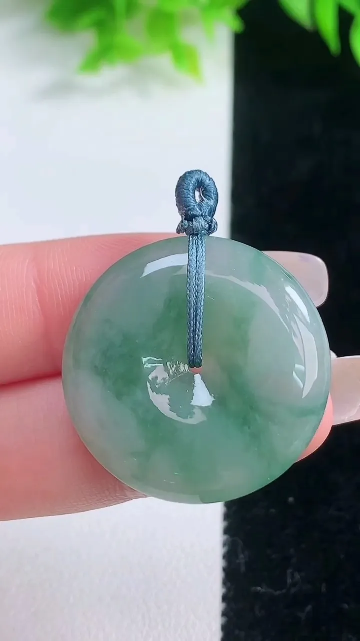 天然A货翡翠平安扣吊坠，尺寸28.5-5.6，重量:9.14g
1月19日