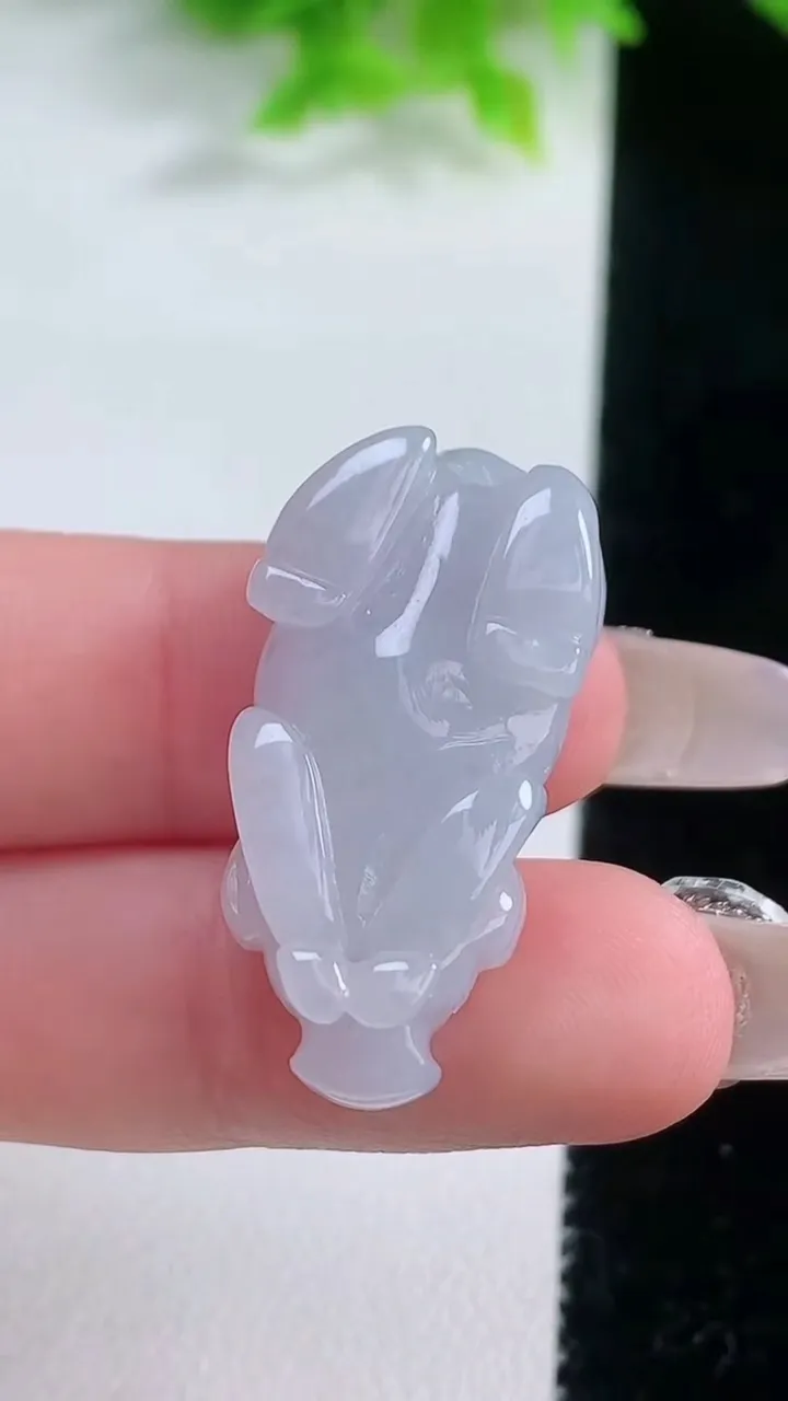 天然A货翡翠紫罗兰生肖牛吊坠，尺寸30.5-15.8-9.2，重量:8.85g
1月19日