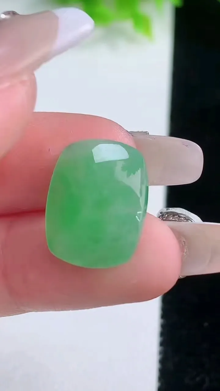 天然A货翡翠马鞍戒面，尺寸17.4-13.4-4.2，重量:3.20g
1月19日