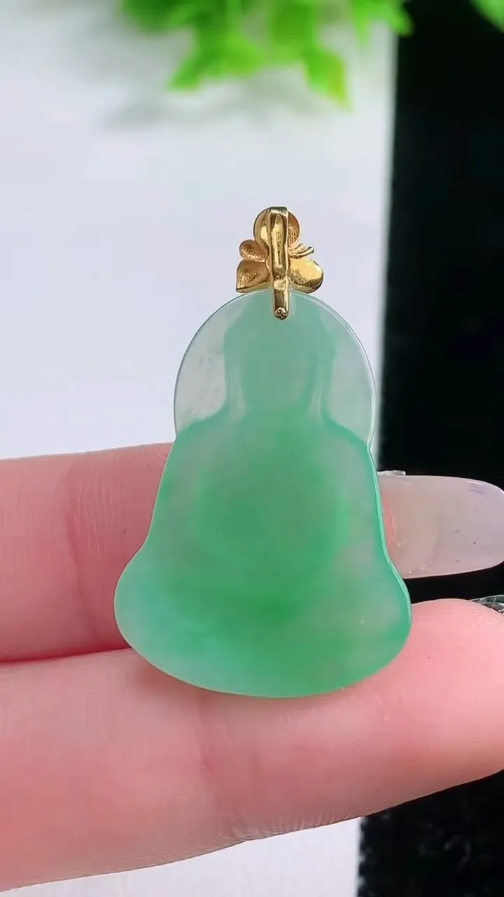天然A货翡翠观音菩萨吊坠，尺寸27.8-20.6-2.9，重量:3.34g
1月19日