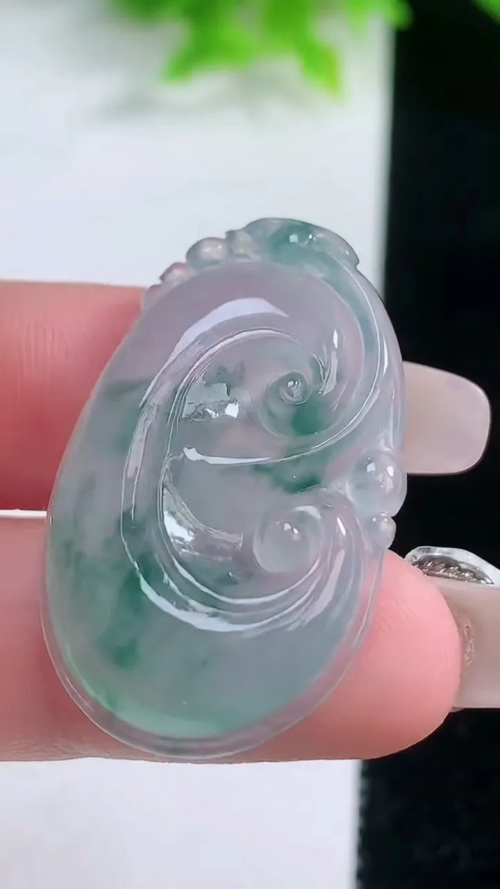 天然A货翡翠冰种飘花如意吊坠，尺寸34-20.6-5.4，重量:7.01g
1月19日