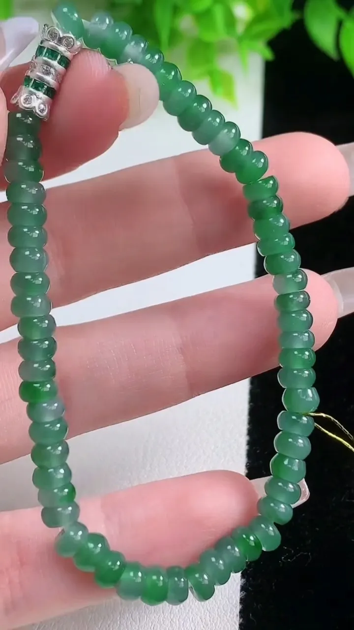 天然A货翡翠算盘珠手串，尺寸5-2.6-59颗，重量:9.45g1月19日
工厂直销收藏佳品,种好水足，色泽均匀，有种有色，上手高大气！