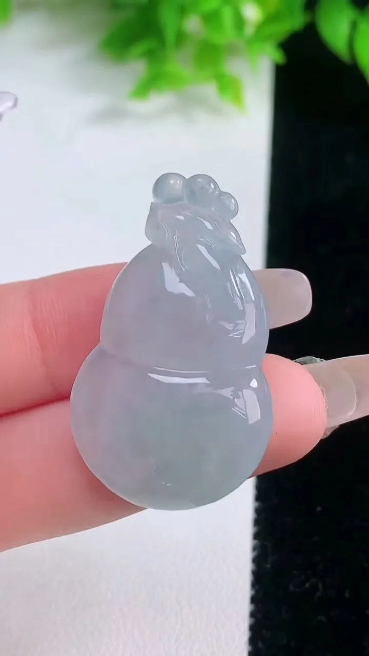 天然A货翡翠冰种飘花葫芦吊坠，尺寸37.5-22.8-6.5，重量:9.66g
1月19日