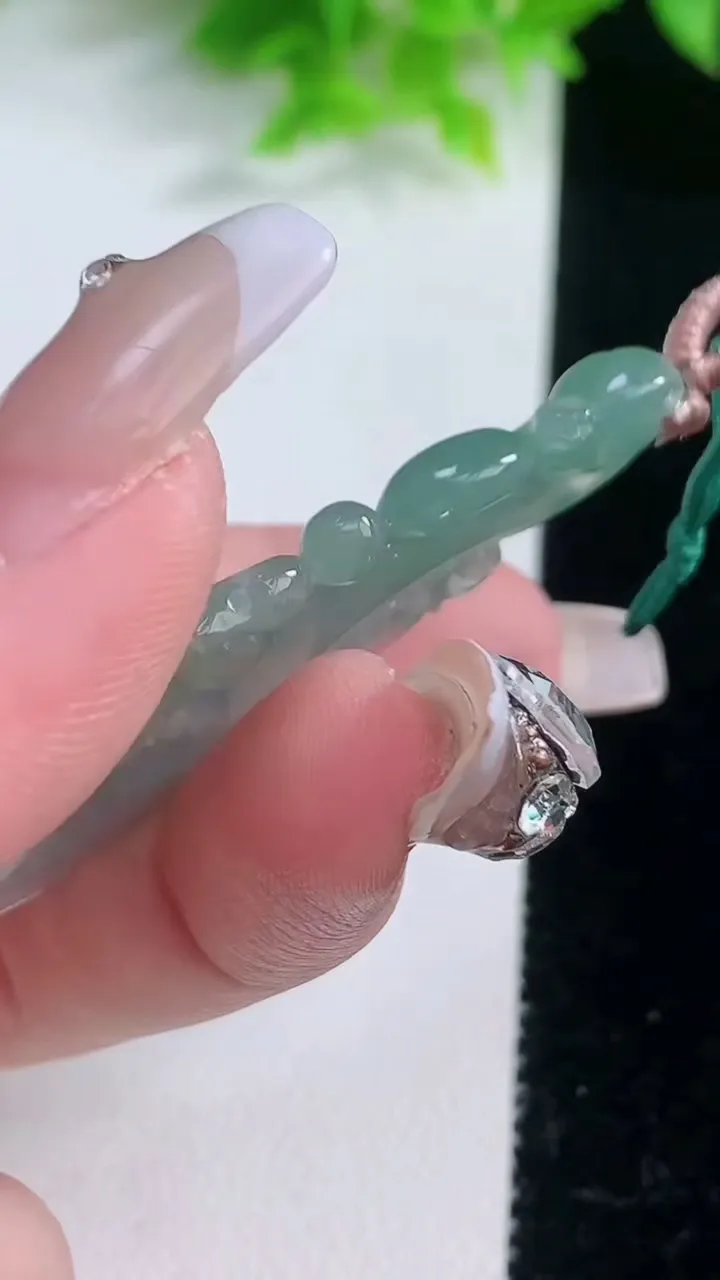 天然A货翡翠貔貅吊坠，尺寸51-21.8-3.4，重量:8.16g
1月19日