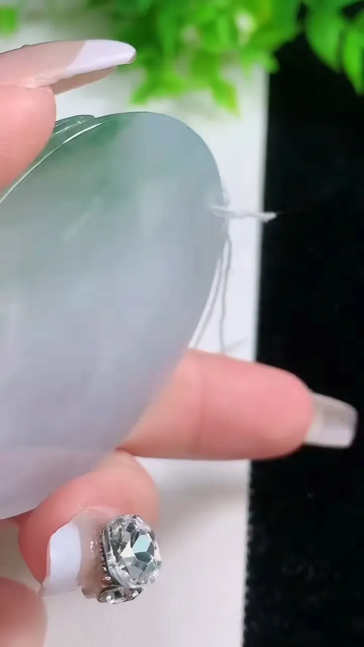 天然A货翡翠生肖兔吊坠，尺寸53-46.3-5.2，重量:24.48g
1月19日