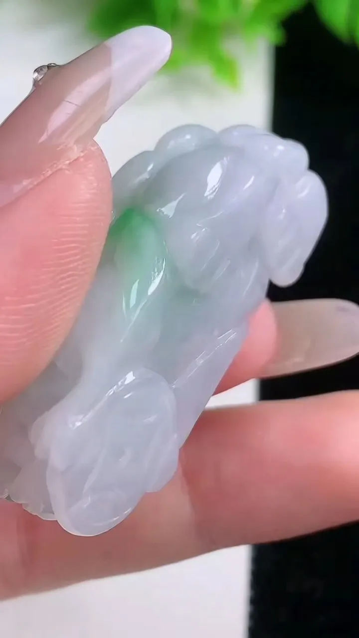 天然A货翡翠貔貅吊坠，尺寸43.5-18.3-12，重量:25.94g
1月19日