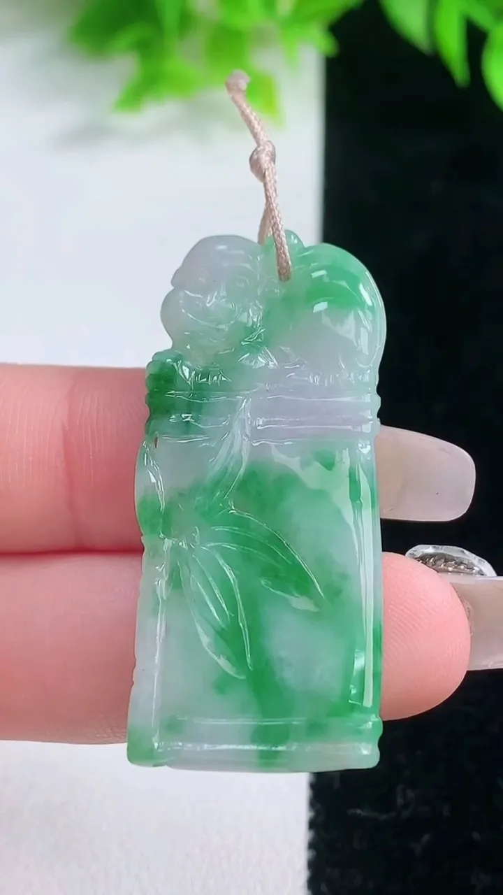 天然A货翡翠节节高升 竹节吊坠，尺寸41.4-17.5-3.3，重量:6.66g
1月19日