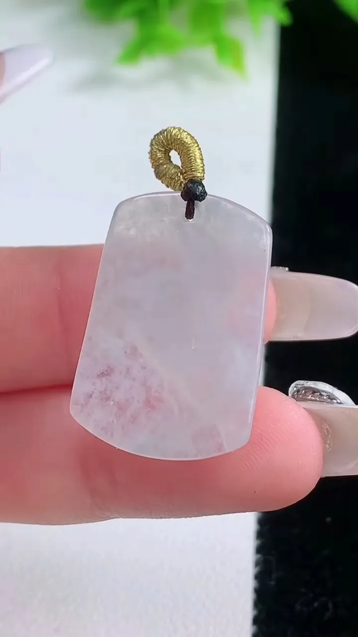 天然A货翡翠冰种飘花生肖马吊坠，尺寸27.4-17.8-4.8，重量:4.49g
1月19日