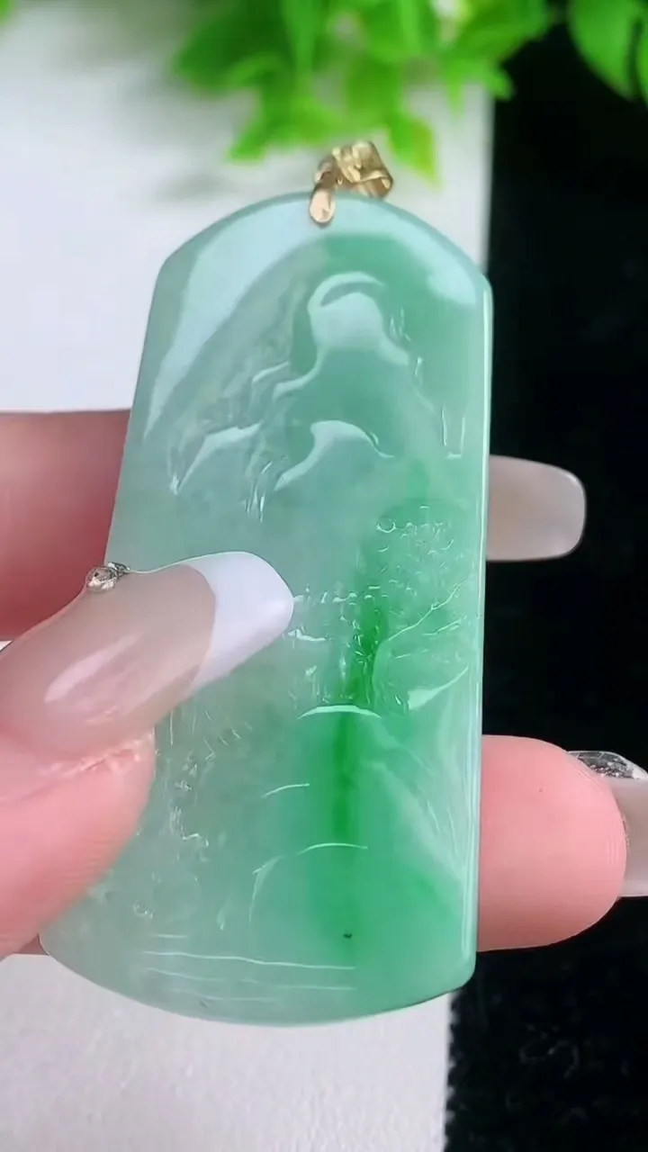 天然A货翡翠山水牌吊坠，尺寸55.2-25-5.5，重量:18.98g
1月19日