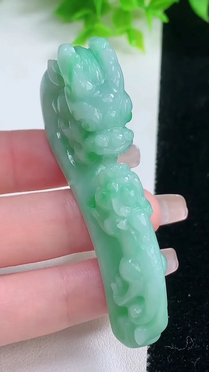 天然A货翡翠貔貅手牌，尺寸68-26-12.7，重量:33.13g
1月19日