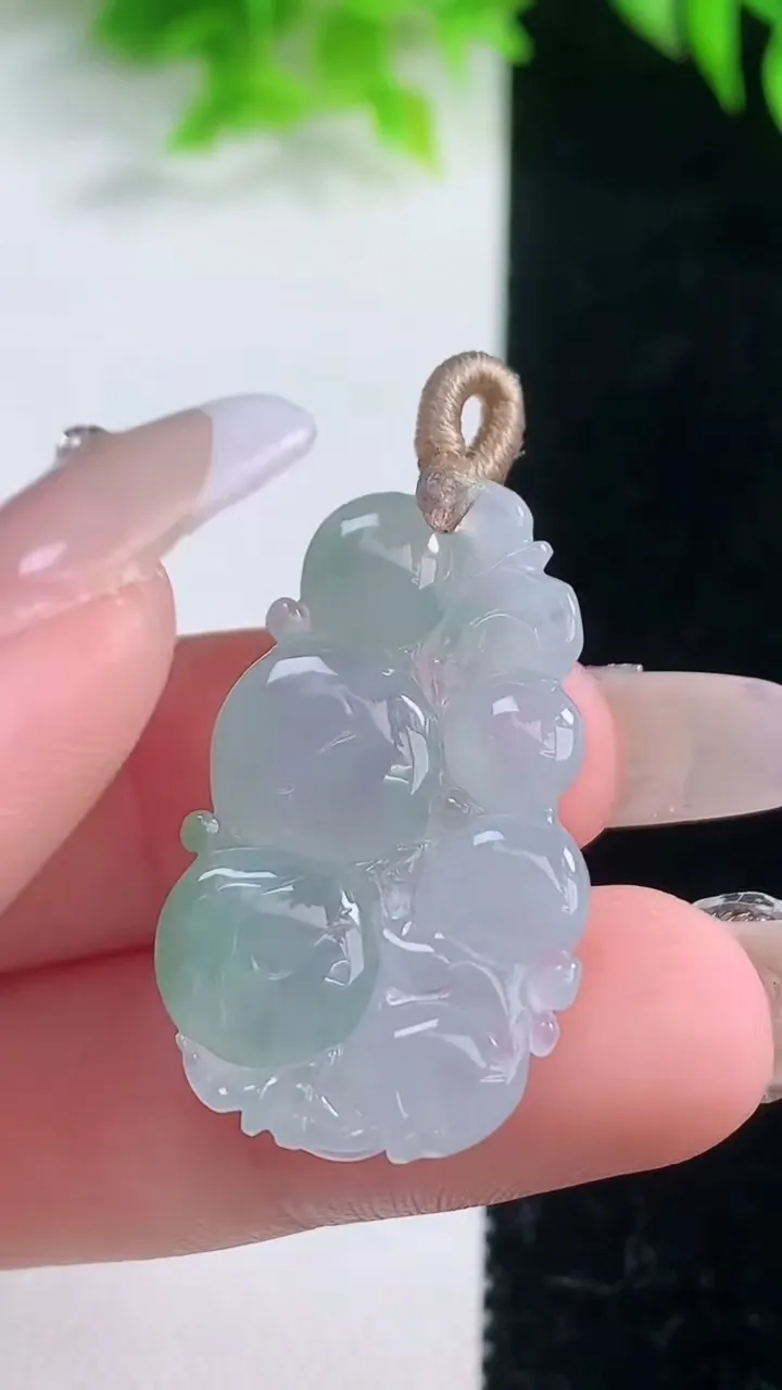 天然A货翡翠冰种飘花生肖猴吊坠，尺寸30.5-18.6-4.5，重量:5.04g
1月19日