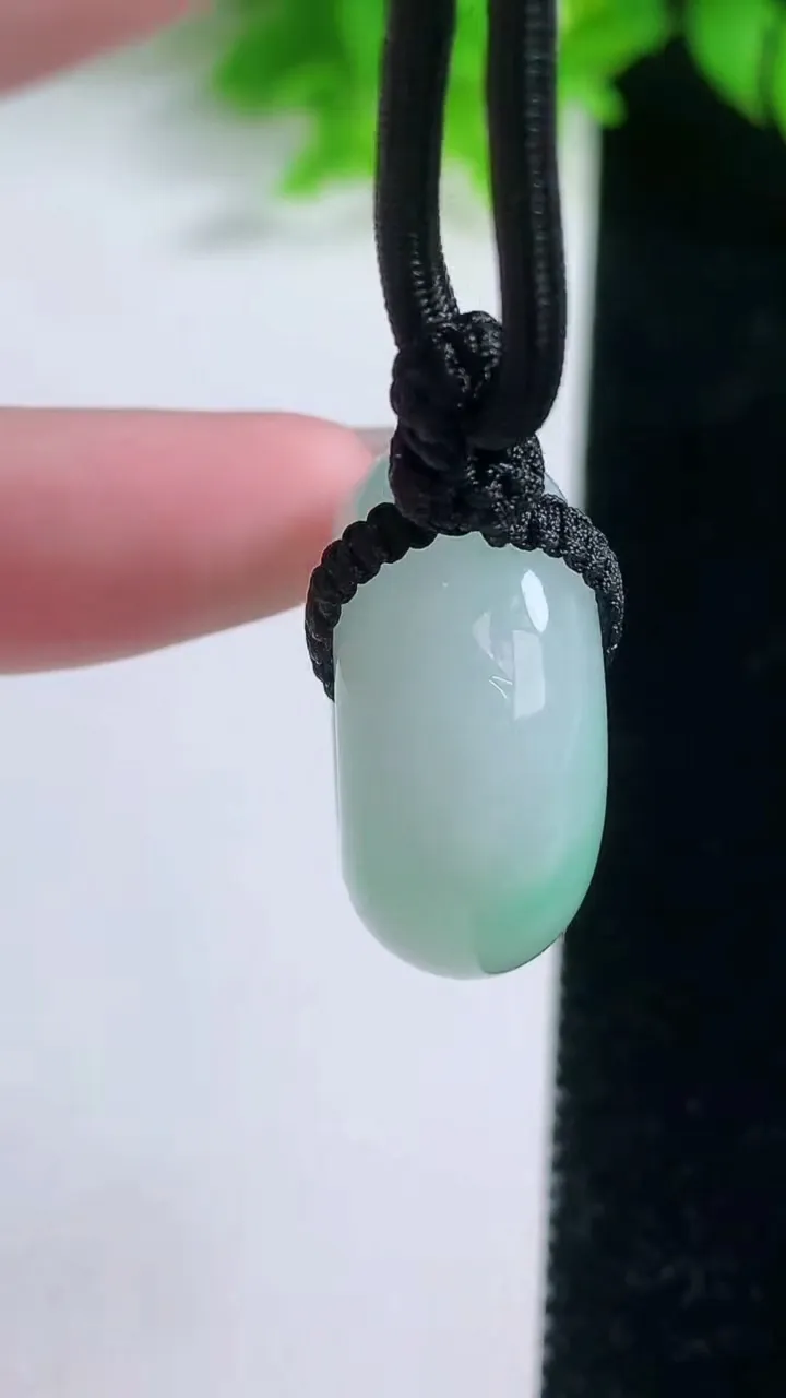 天然A货翡翠平安扣吊坠，尺寸24.6-11.3，重量:18.07g
1月19日