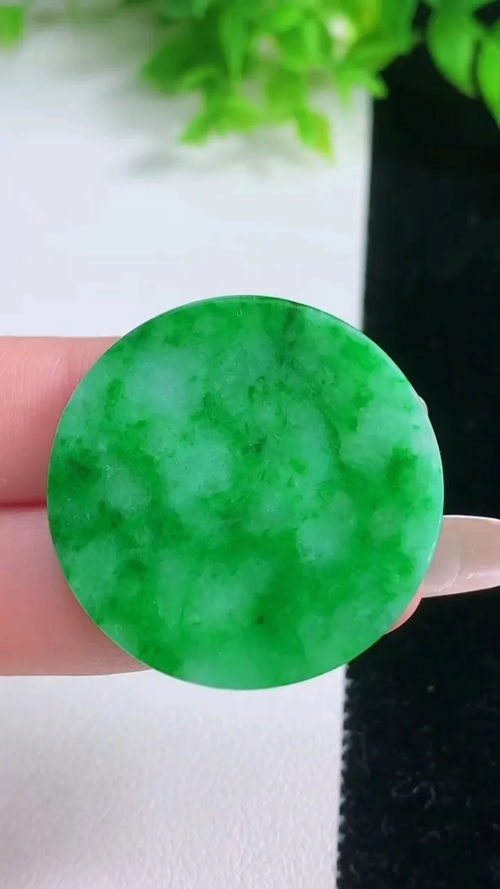 天然A货翡翠无事牌镶嵌件，尺寸33.8-2.3，重量:8.10g
1月19日