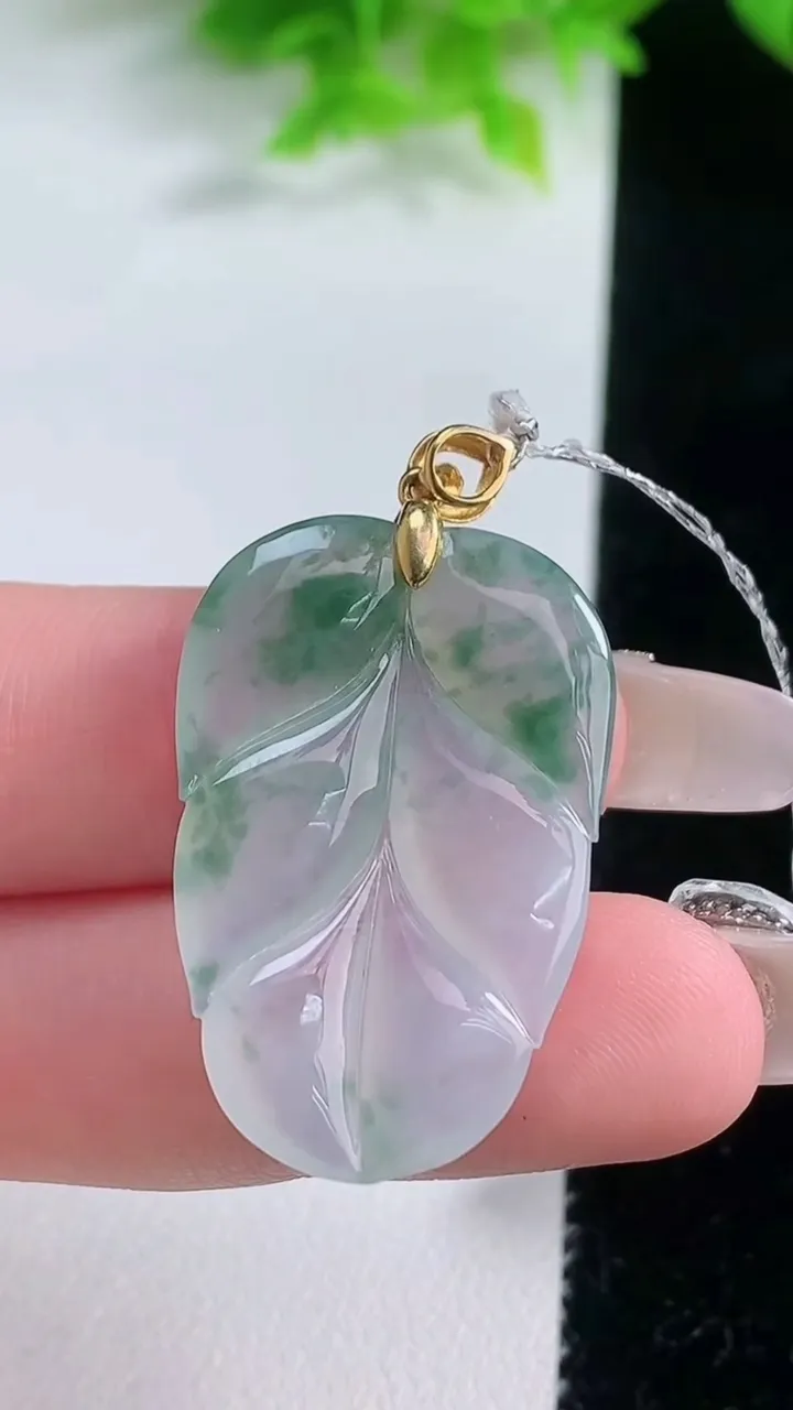 天然A货翡翠种飘花金枝玉叶 叶子吊坠，尺寸31.3-20.8-4，重量:5.76g
1月19日