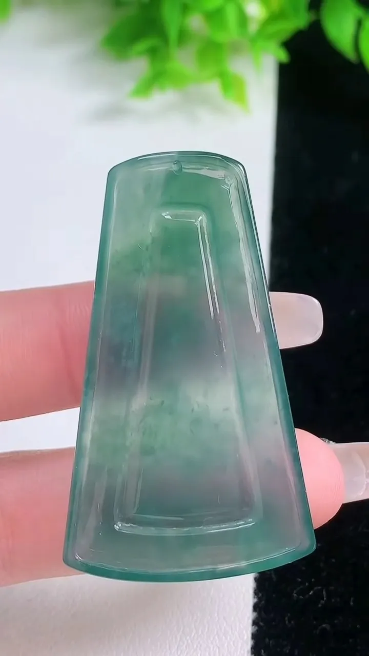 天然A货翡翠山水牌吊坠，尺寸50.3-28.5-4.6，重量:14.75g
1月19日